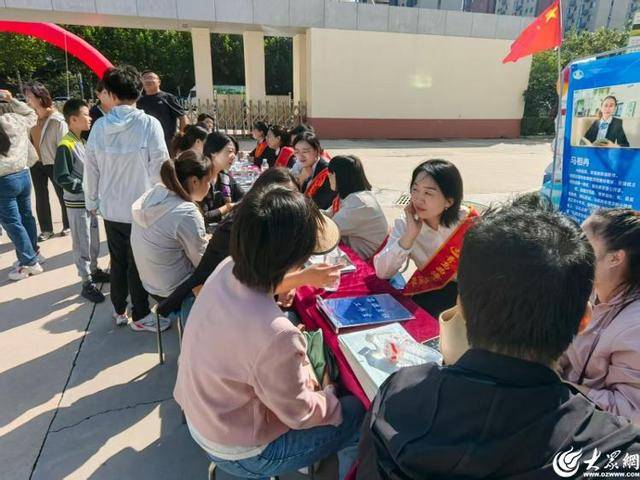 百余家庭共赴成長之約<strong></p>
<p>教育咨詢</strong>，家校共育再譜新篇——青島西海岸新區(qū)“家校同心育新苗”家庭教育咨詢服務(wù)大集舉辦:教育咨詢