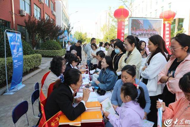 百余家庭共赴成長之約<strong></p>
<p>教育咨詢</strong>，家校共育再譜新篇——青島西海岸新區(qū)“家校同心育新苗”家庭教育咨詢服務(wù)大集舉辦:教育咨詢